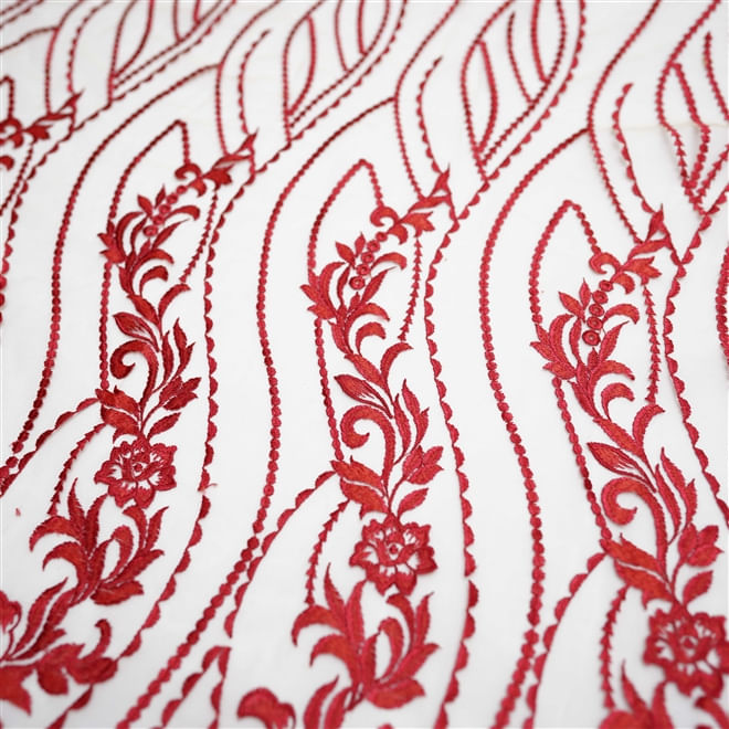 Tecido renda tule nude barrado bordado vermelho